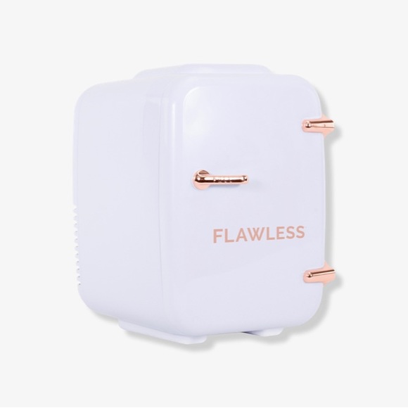 Compact beauty fridge features 2 shelves for your makeup, creams and Jade roller - Picture 2 of 5